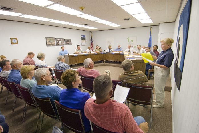 1280px-FEMA_-_32884_-_FEMA_Community_Relations_worker_speaks_at_City_Council_meeting_in_Oklahoma