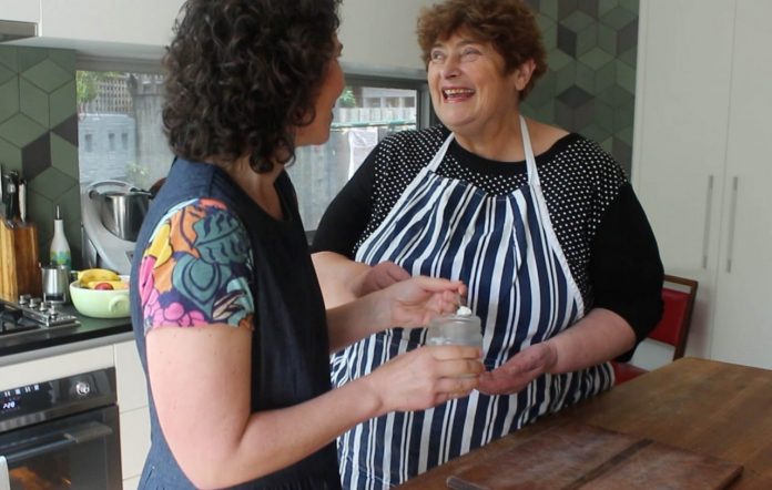 171110-melbourne-dani-kefir-pics-dani-presenting-kefir-to-pmb-01