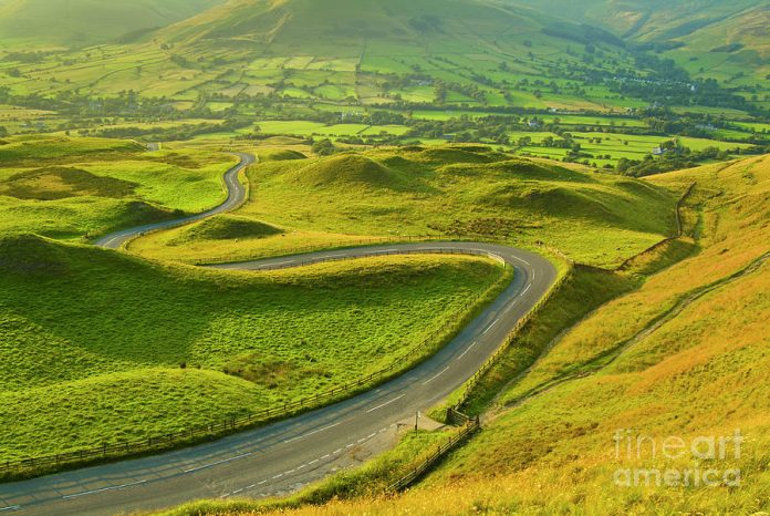 winding-road-from-mam-tor-to-edale-derbyshire-peak-district-england-neale-and-judith-clark